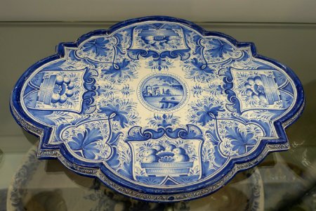 Platter with fruit basket, flower, and architectural cartouche design, Nuremberg, c. 1730, earthenware - Stadtmuseum Fembohaus - Nuremberg, Germany - DSC02298