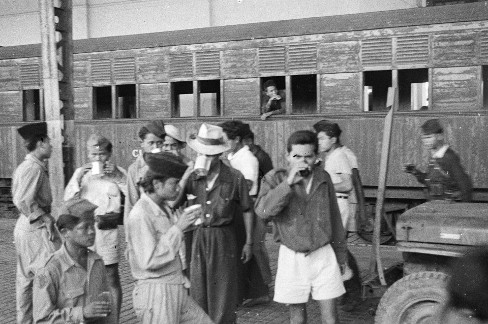 Poerwakarta TNI-onderdelen, welke zich hier aanmelden, worden per trein naar Ch, Bestanddeelnr 1539-1-3