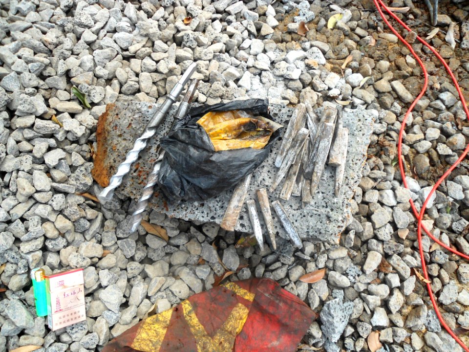 Plug and feathers in Hainan - 02