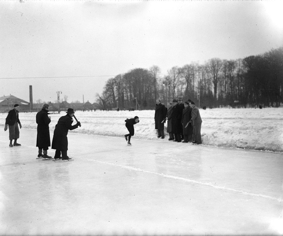 Poging tot verbetering werelduurrecord schaatsen door Marius Strijbus te Amersfo, Bestanddeelnr 902-0553