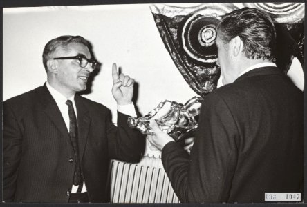 Poëzieprijs Amsterdam uitgereikt in Stedelijk Museum. De Amsterdamse wethouder v, Bestanddeelnr 093-1047