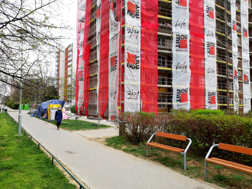 Počátek zateplování paneláku na Bzenecké 20190413 125257