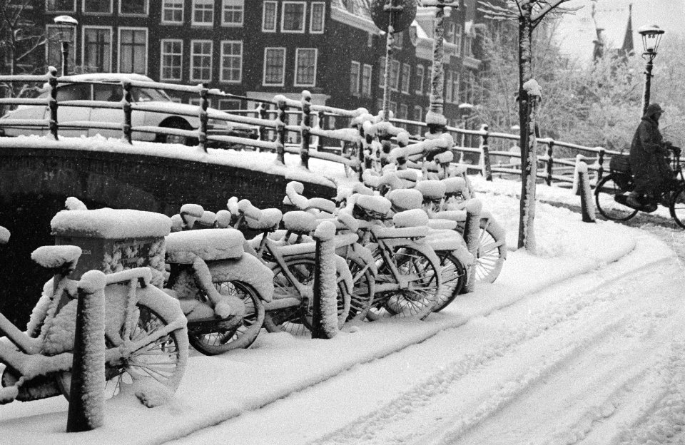 Plotselinge hevige sneeuwval, ingesneeuwde fietsen bij brug over Reguliersgracht, Bestanddeelnr 931-1334