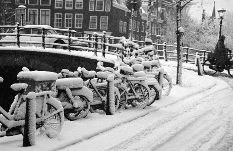 Plotselinge hevige sneeuwval, ingesneeuwde fietsen bij brug over Reguliersgracht, Bestanddeelnr 931-1334