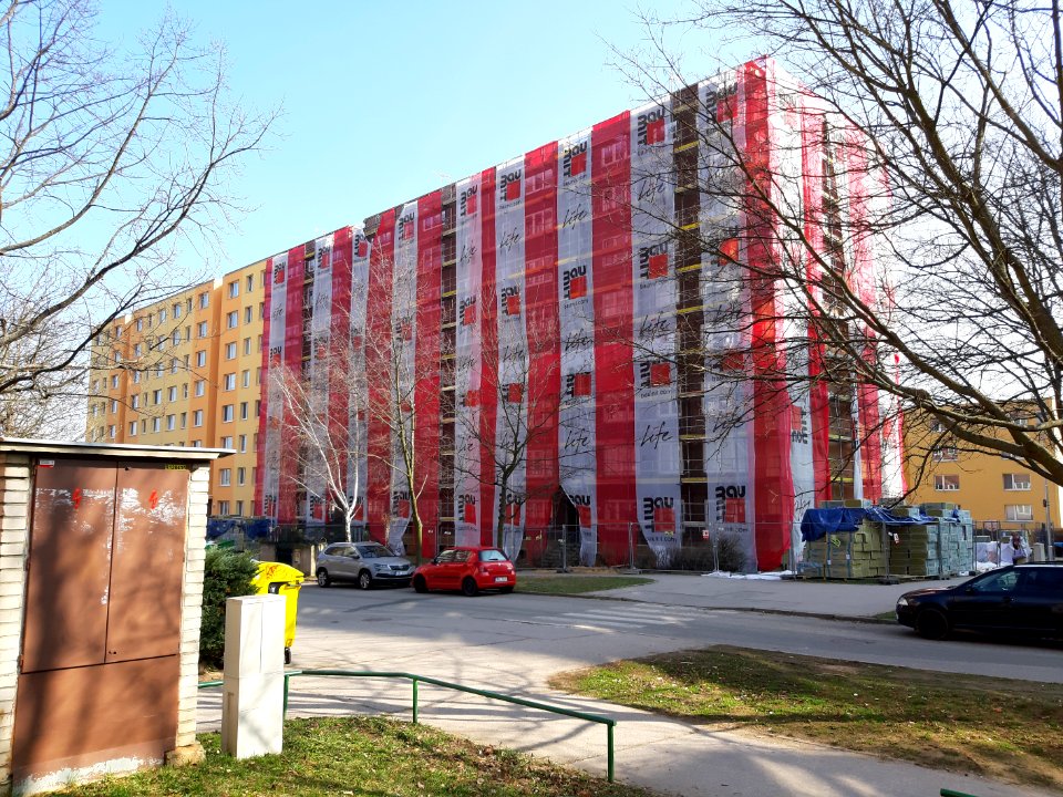 Počátek zateplování paneláku na Bzenecké 20190323 144401