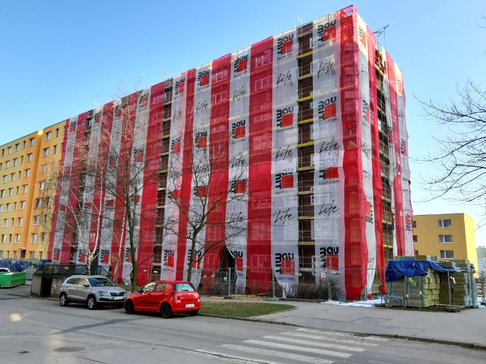 Počátek zateplování paneláku na Bzenecké 20190323 154143