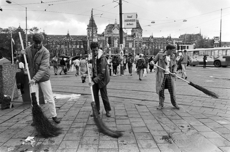 Plusminus 260 studenten hielpen stadsreiniging met schoonvegen Amsterdamse binne, Bestanddeelnr 933-7472