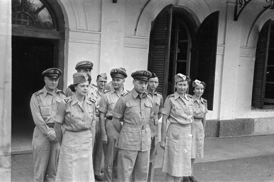 Plv. Adjudant-generaal kolonel P. Alons poseert met de oude (rechts. kapitein J., Bestanddeelnr 195-6-3