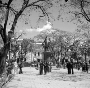 Plaza Bolivar in Caracas in Venezuela met het ruiterbeeld van Simon Bolivar, Bestanddeelnr 252-8433