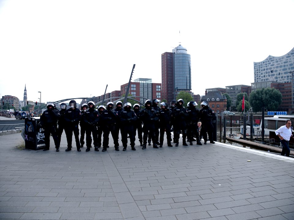 Police-chain during G20 summit in Hamburg 01