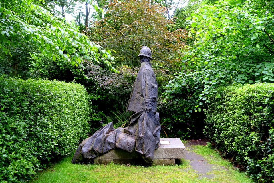 Policemen by Ivor Roberts-Jones - Renishaw Hall - Derbyshire, England - DSC02312
