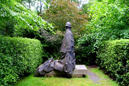 Policemen by Ivor Roberts-Jones - Renishaw Hall - Derbyshire, England - DSC02312