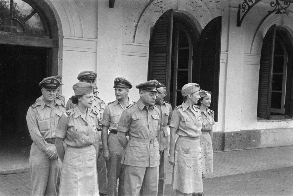 Plv. Adjudant-generaal kolonel P. Alons poseert met de oude (rechts. kapitein J., Bestanddeelnr 195-6-4