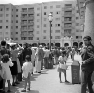Plein met wachtenden in Caracas in Venezuela, Bestanddeelnr 252-8482