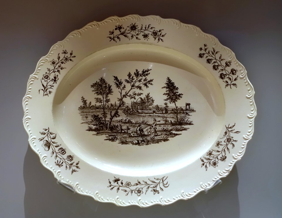 Platter with landscape and ruins, by Guy Green, c. 1780, Queen's ware with black enamel - Wedgwood Museum - Barlaston, Stoke-on-Trent, England - DSC09551