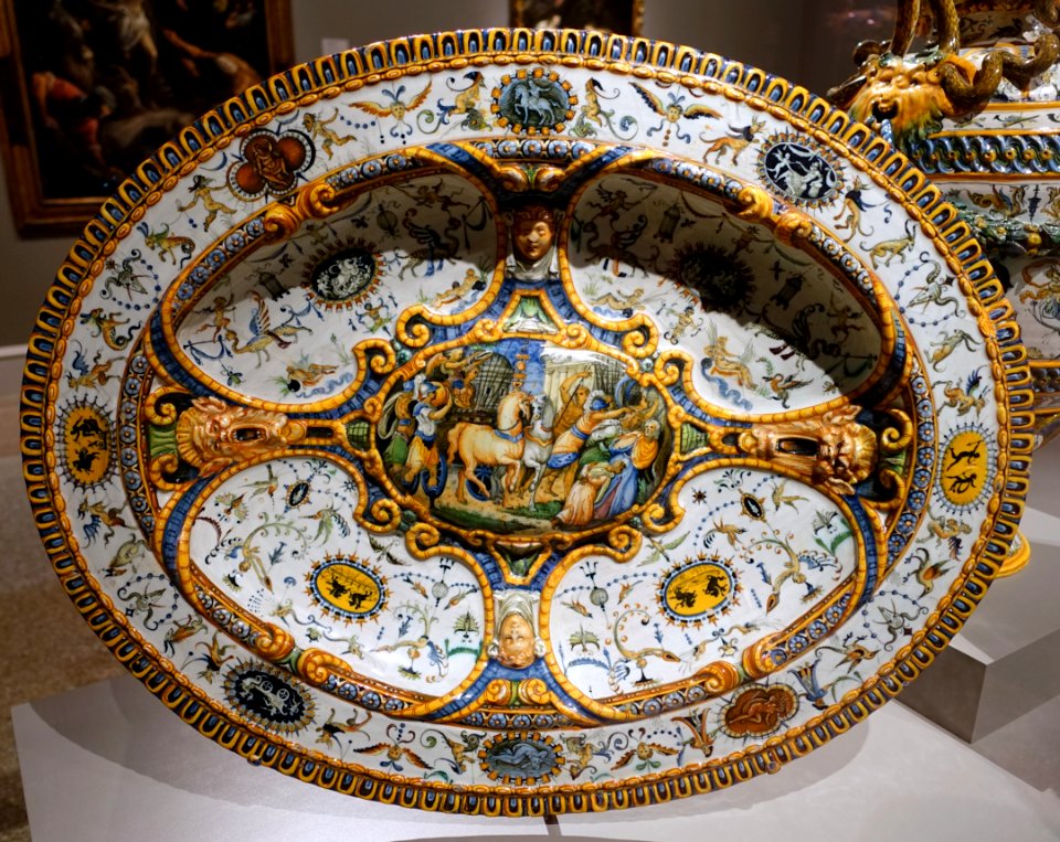 Platter with scene of Julius Caesar triumphant, Fontana family workshop, Italy, Urbino, c. 1560-1570, maiolica - Wadsworth Atheneum - Hartford, CT - DSC05030