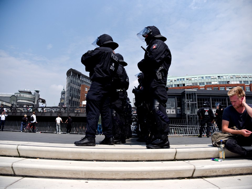 Police-chain during G20 summit in Hamburg 03