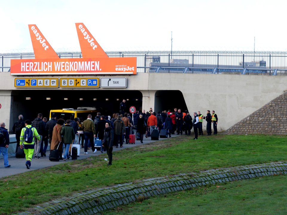 Police controlling at Tegel during AmBodenBleiben protest Berlin 2019 10