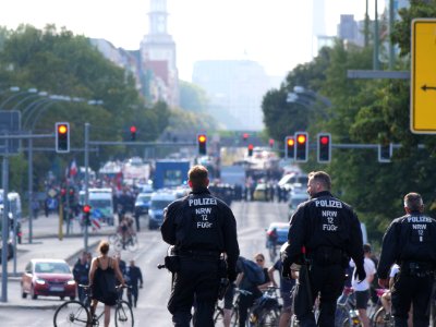 Police on the Lichtenberger Brücke in Berlin in front of the "Heß-Marsch" Demonstration 10