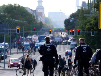 Police on the Lichtenberger Brücke in Berlin in front of the "Heß-Marsch" Demonstration 09