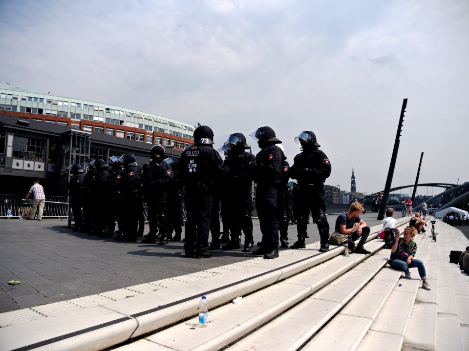 Police-chain during G20 summit in Hamburg 02