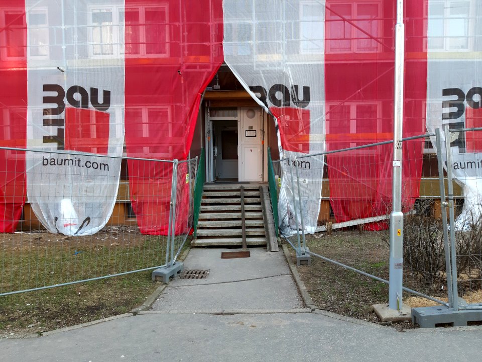 Počátek zateplování paneláku na Bzenecké 20190321 164747