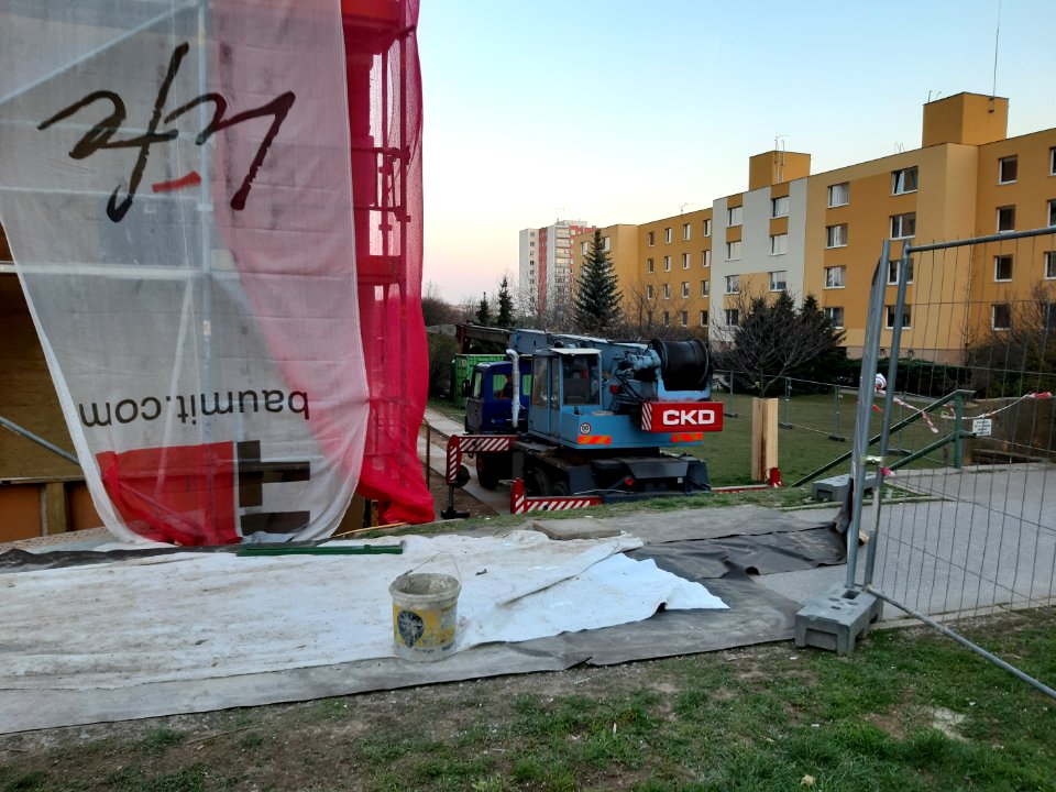 Počátek zateplování paneláku na Bzenecké 20190327 180640