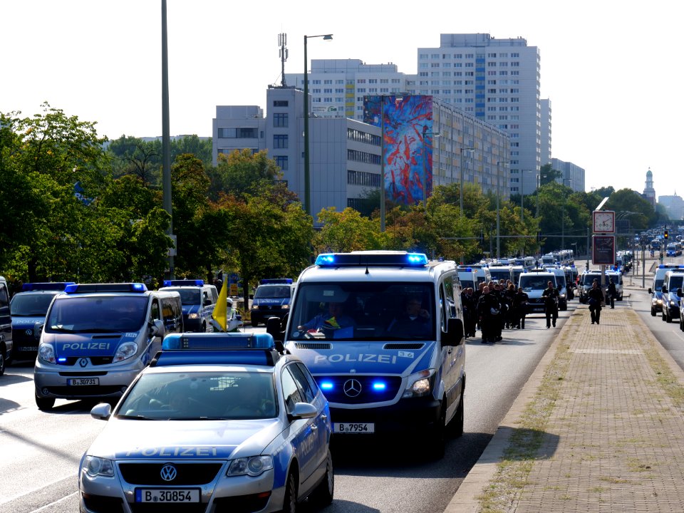 Police on the Lichtenberger Brücke in Berlin in front of the "Heß-Marsch" Demonstration 01