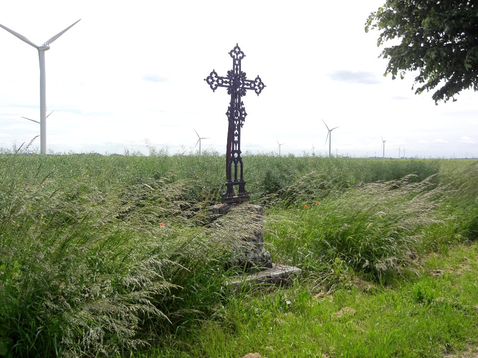 Poinville (Eure-et-Loir) Croix de chemin (fer) et éoliennes