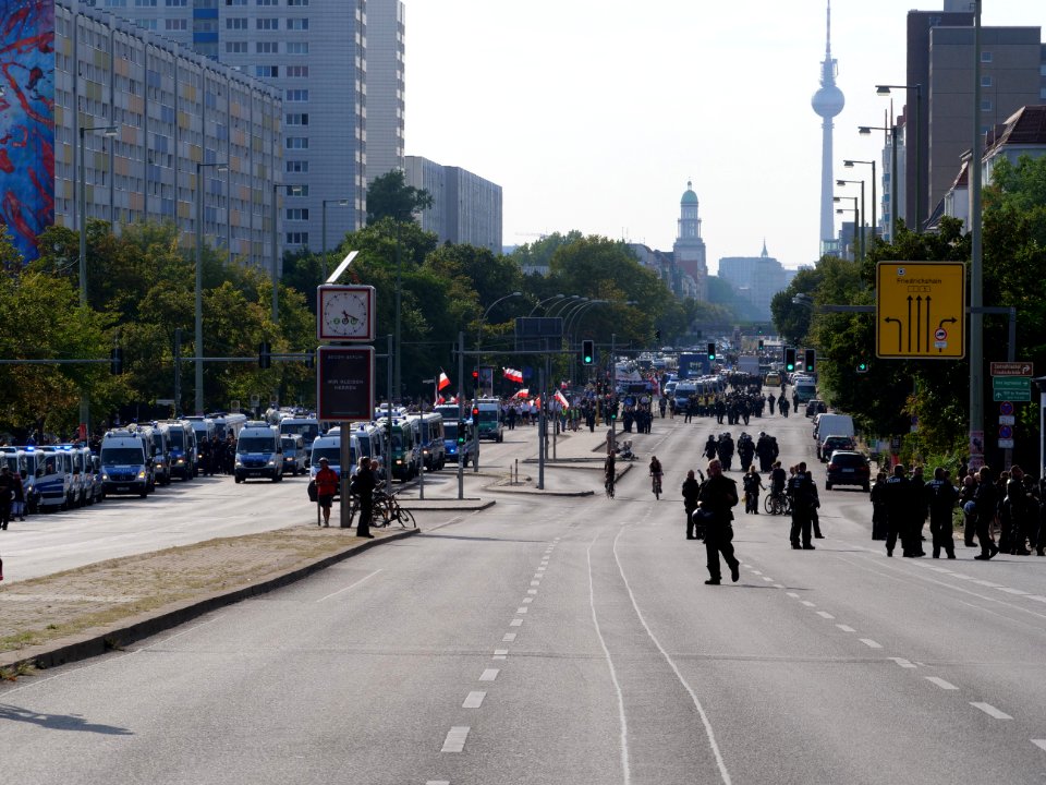 Police on the Lichtenberger Brücke in Berlin in front of the "Heß-Marsch" Demonstration 17