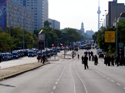 Police on the Lichtenberger Brücke in Berlin in front of the "Heß-Marsch" Demonstration 17