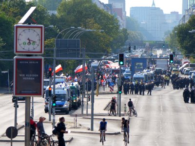 Police on the Lichtenberger Brücke in Berlin in front of the "Heß-Marsch" Demonstration 16