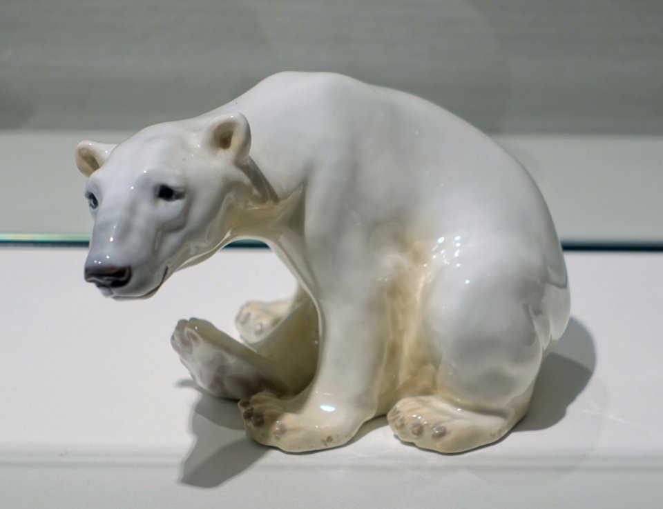 Polar bear by Jens Dahl-Jensen, Copenhagen, c. 1910, Bing and Grondahl porcelain - Hessisches Landesmuseum Darmstadt - Darmstadt, Germany - DSC00751