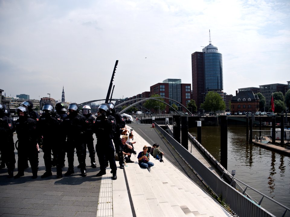 Police-chain during G20 summit in Hamburg 04