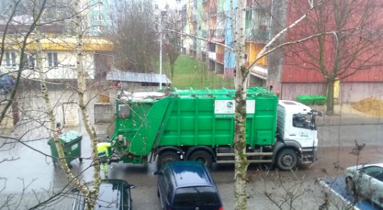 Pojazd specjalny odbierajacy odpady zmieszane w 60-tysięcznym Tomaszowie Mazowieckim, w województwie łódzkim photo