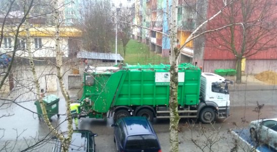 Pojazd specjalny odbierajacy odpady zmieszane w 60-tysięcznym Tomaszowie Mazowieckim, w województwie łódzkim