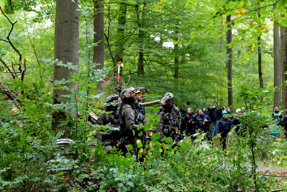 Police at Maulbach forest 2020-10-05 06