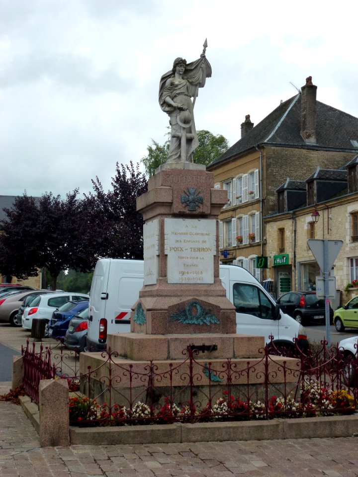 Poix-Terron (Ardennes) monument aux morts