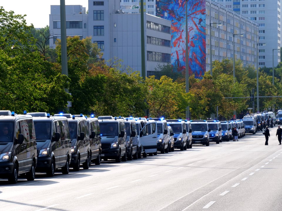 Police on the Lichtenberger Brücke in Berlin in front of the "Heß-Marsch" Demonstration 13