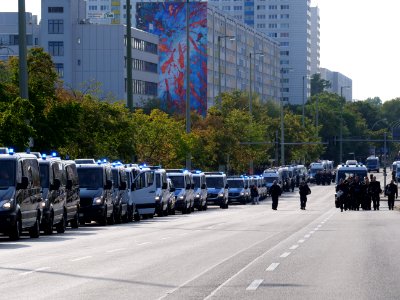 Police on the Lichtenberger Brücke in Berlin in front of the "Heß-Marsch" Demonstration 14