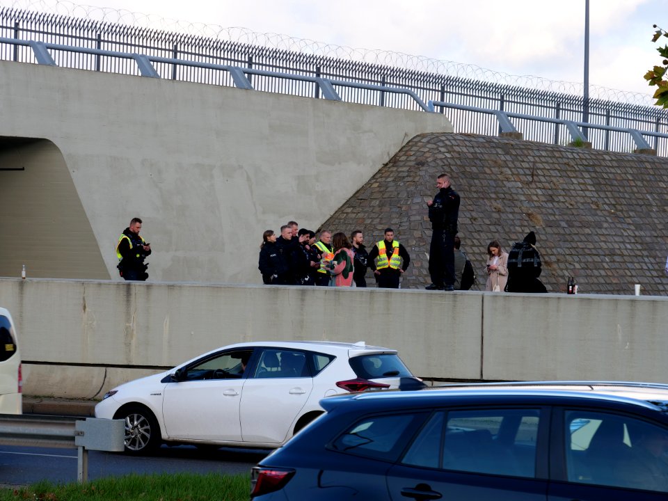 Police controlling at Tegel during AmBodenBleiben protest Berlin 2019 05