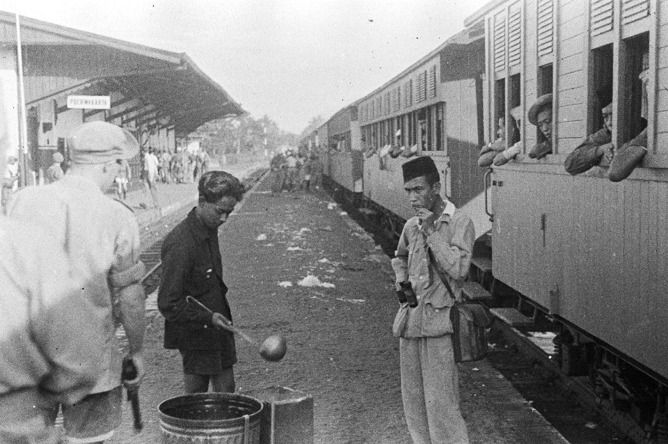 Poerwakarta Het TNI-evacuatie centrum te Poerwakarta heeft druk werk. Dagelijks, Bestanddeelnr 1534-3-2