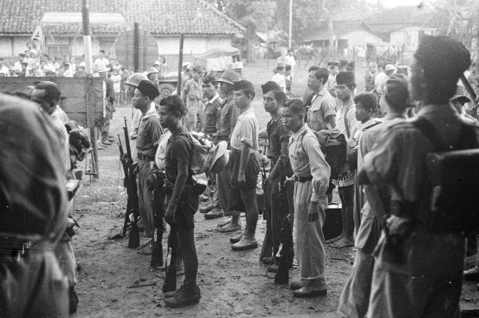 Poerwakarta Het TNI-evacuatie centrum te Poerwakarta heeft druk werk. Dagelijks, Bestanddeelnr 1534-2-4