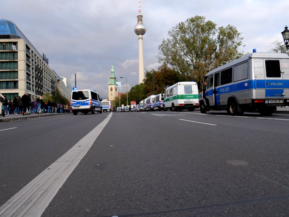 Police at demonstration of Wir für Deutschland 2019-10-03 01