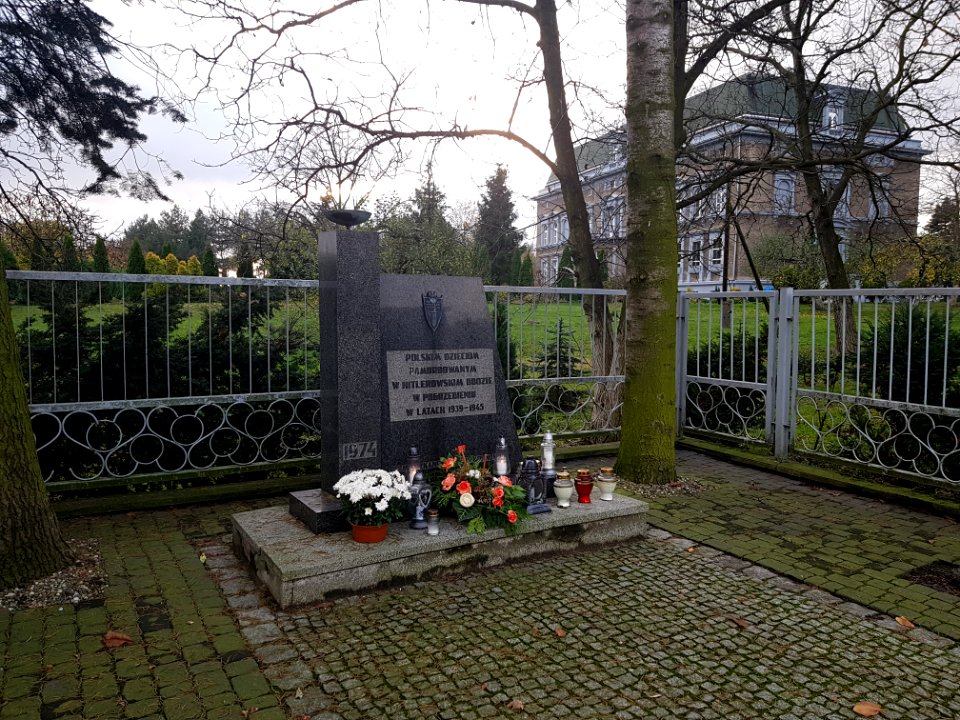 Pogrzebień, pomnik (1)
