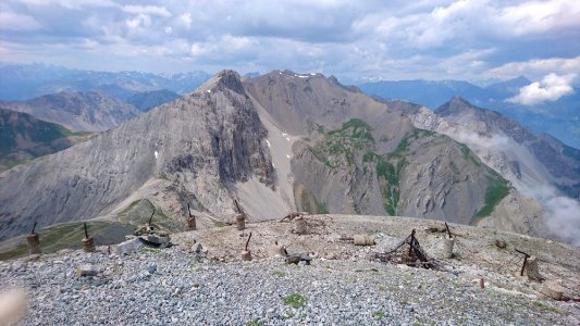 Pointe des Rochers Charniers avec restes militaires