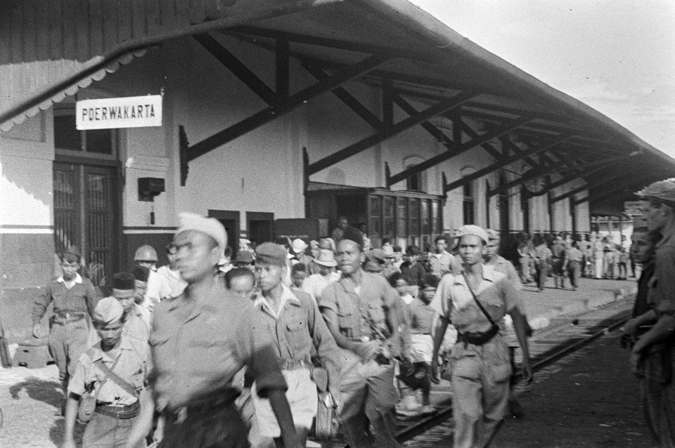 Poerwakarta Het TNI-evacuatie centrum te Poerwakarta heeft druk werk. Dagelijks, Bestanddeelnr 1534-3-6