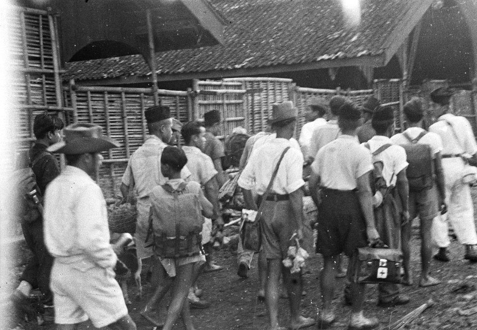 Poerwakarta Het TNI-evacuatie centrum te Poerwakarta heeft druk werk. Dagelijks, Bestanddeelnr 1534-1-1