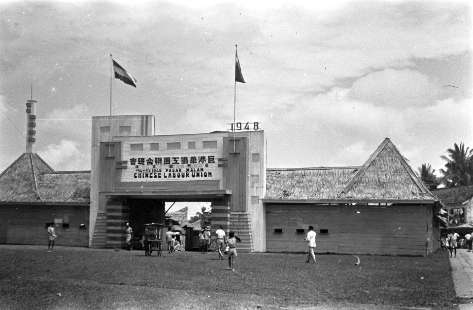 Poerwakarta. Entree van de Pasar Malam van de Chinese vakbond Chinese Labour Un, Bestanddeelnr 6478