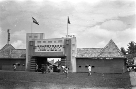 Poerwakarta. Entree van de Pasar Malam van de Chinese vakbond Chinese Labour Un, Bestanddeelnr 6478